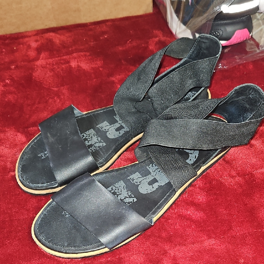 Sorel Ella Women’s flat black leather sandals Size 12